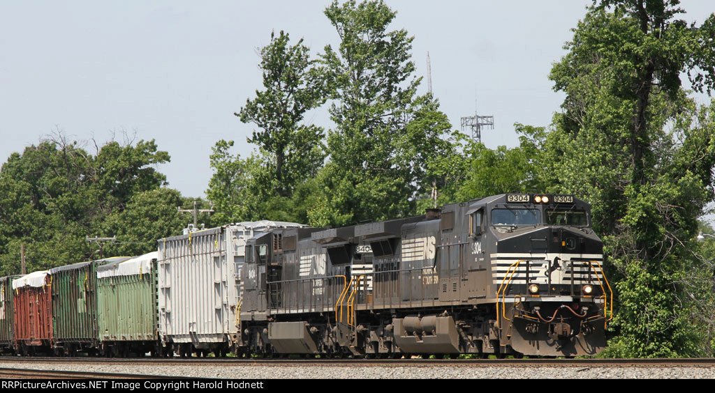 NS 9304 & 8404 lead a northbound train at Aycock